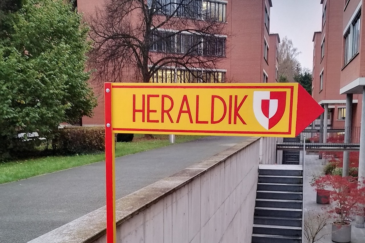 Foto eines Schildes mit der Aufschrift Heraldik.