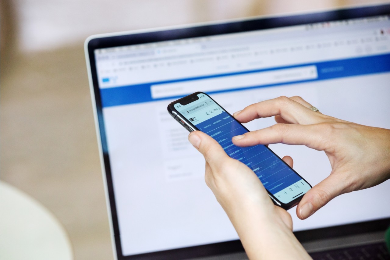 Foto von PC-Bildschirm und Smartphone, auf denen die Webssite der Kantonsbibliothek angezeigt wird.