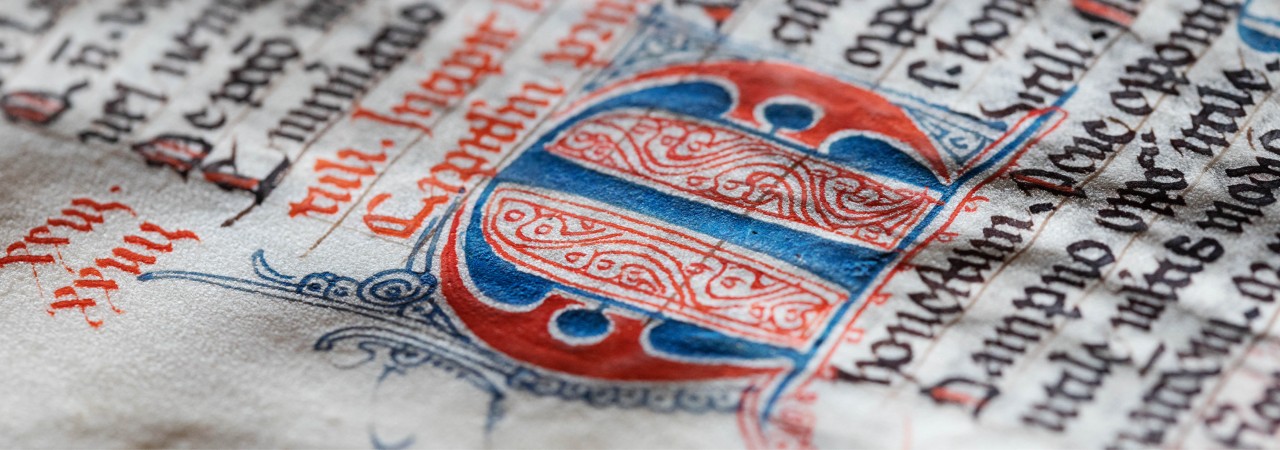 Nahaufnahme einer alten farbig illustrierten Handschrift.