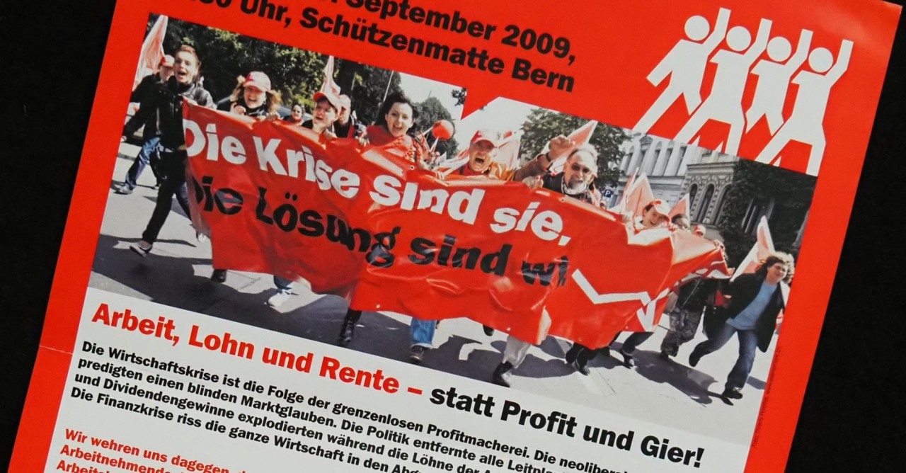 Roter Flyer mit Foto einer Demonstartion.