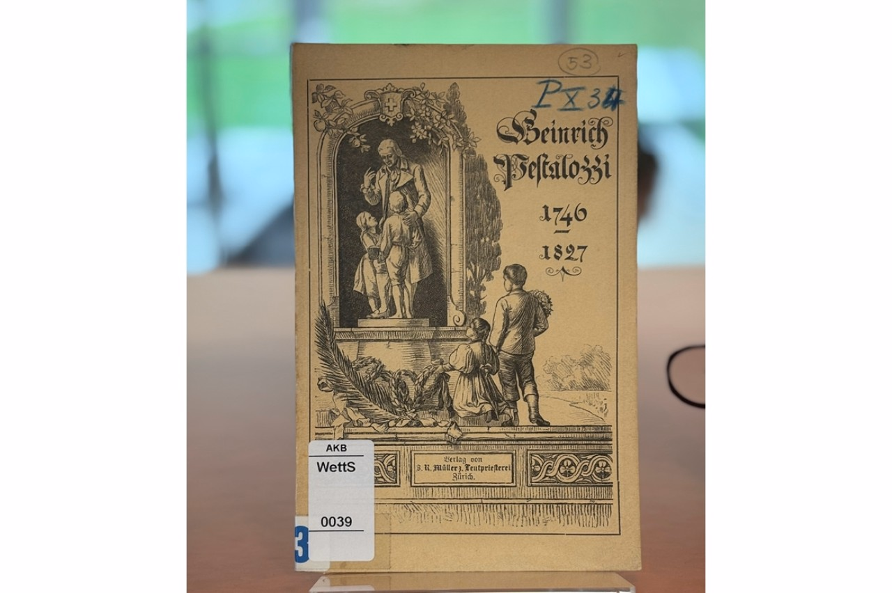 Altes Buch zu heinricht Pestalozzi mit Illustration und geklebter Signatur.