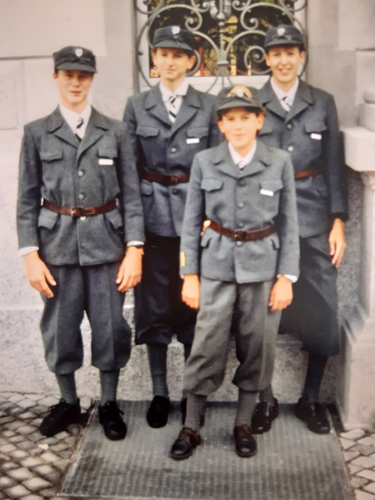 Fünf Jungen in Uniform.