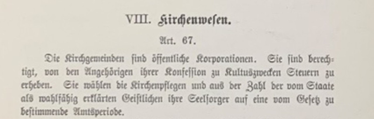 Ausschnitt des achten Kapitels zum Kirchenwesen der Staatsverfassung von 1885 in alter Schrift.