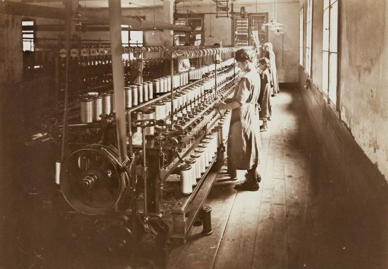 Analoge Fotoaufnahme von Fabrikkindern bei der Arbeit in einer Seidenspinnerei.