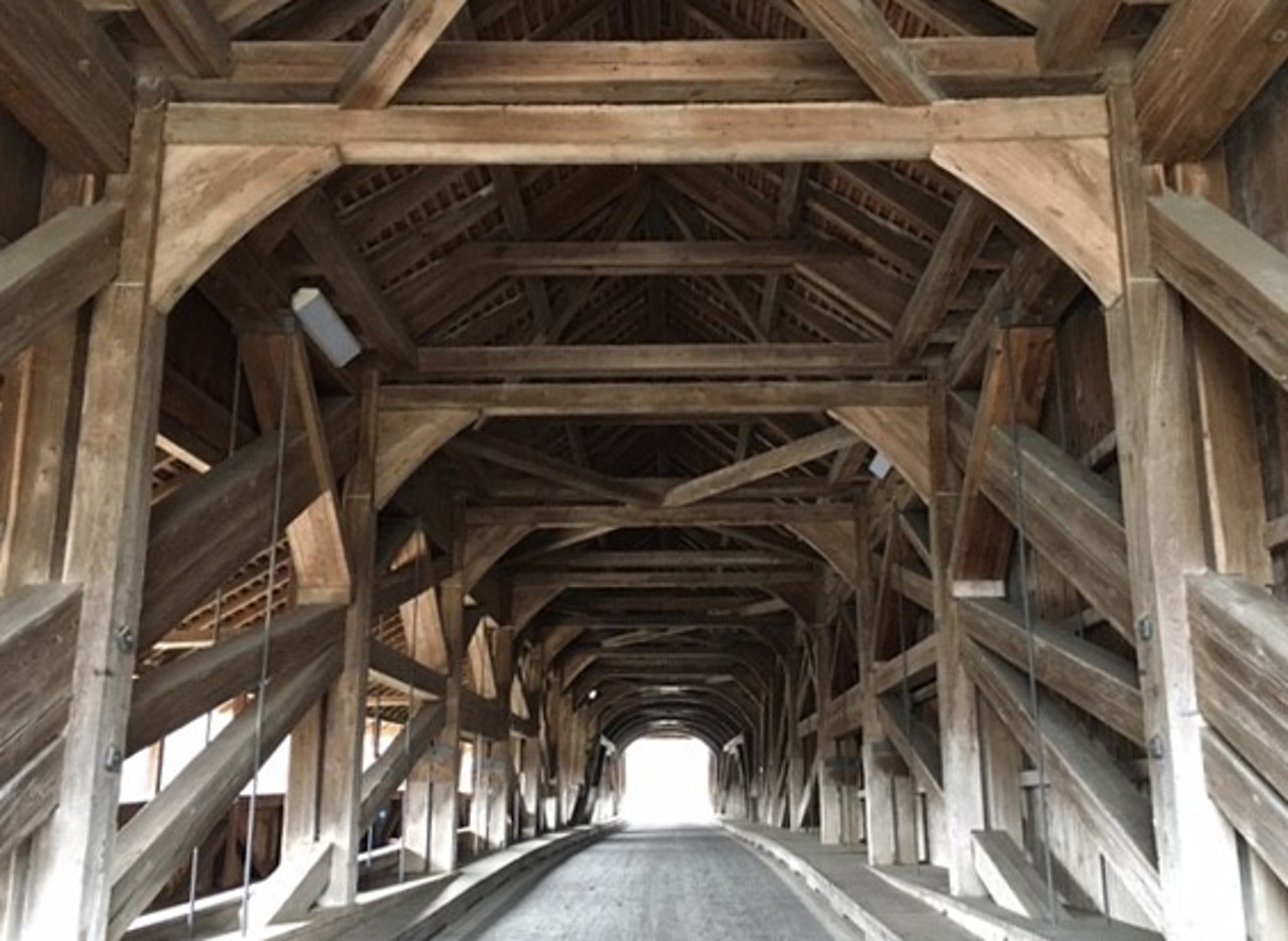 Blick durch eine Holzbrücke.