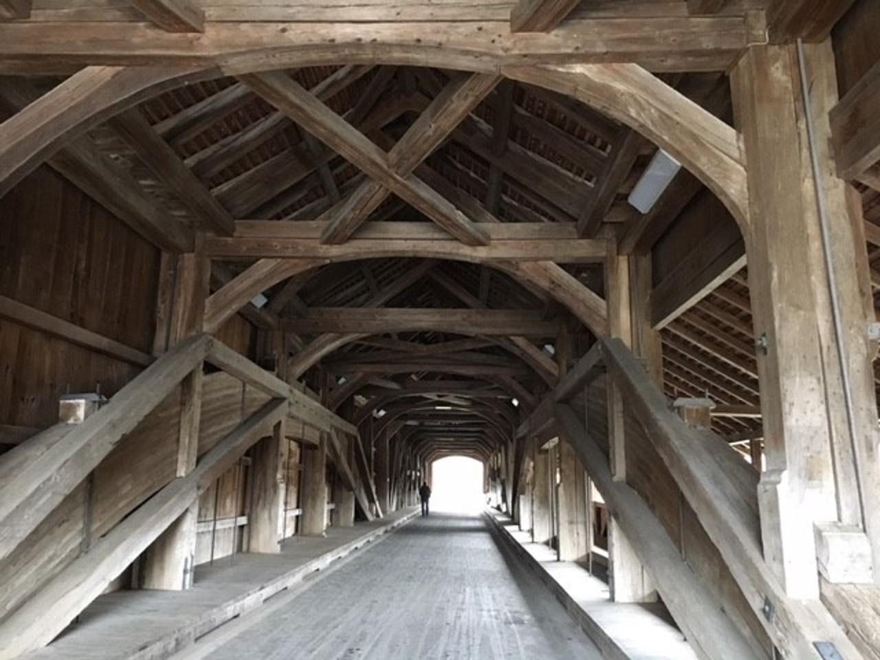 Blick durch eine Holzbrücke.