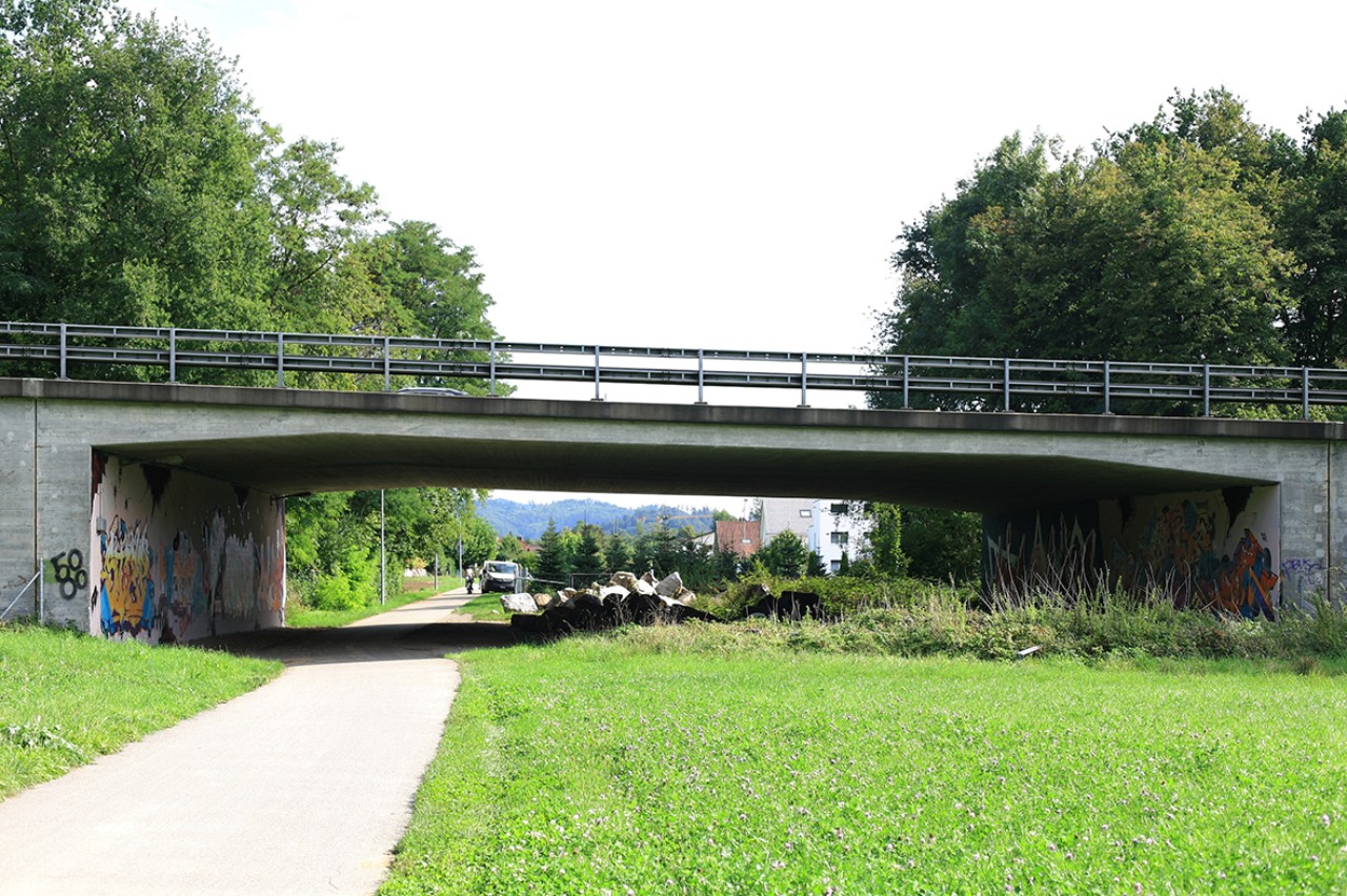 Die 24 Meter-lange Brücke führt über einen schmalen Feldweg.