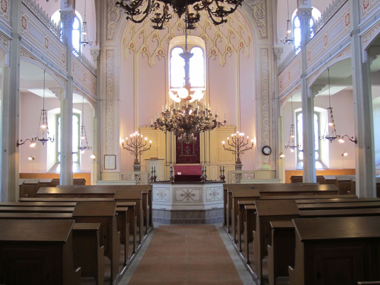 Blick auf Altarbereich der Synagoge in Endingen.