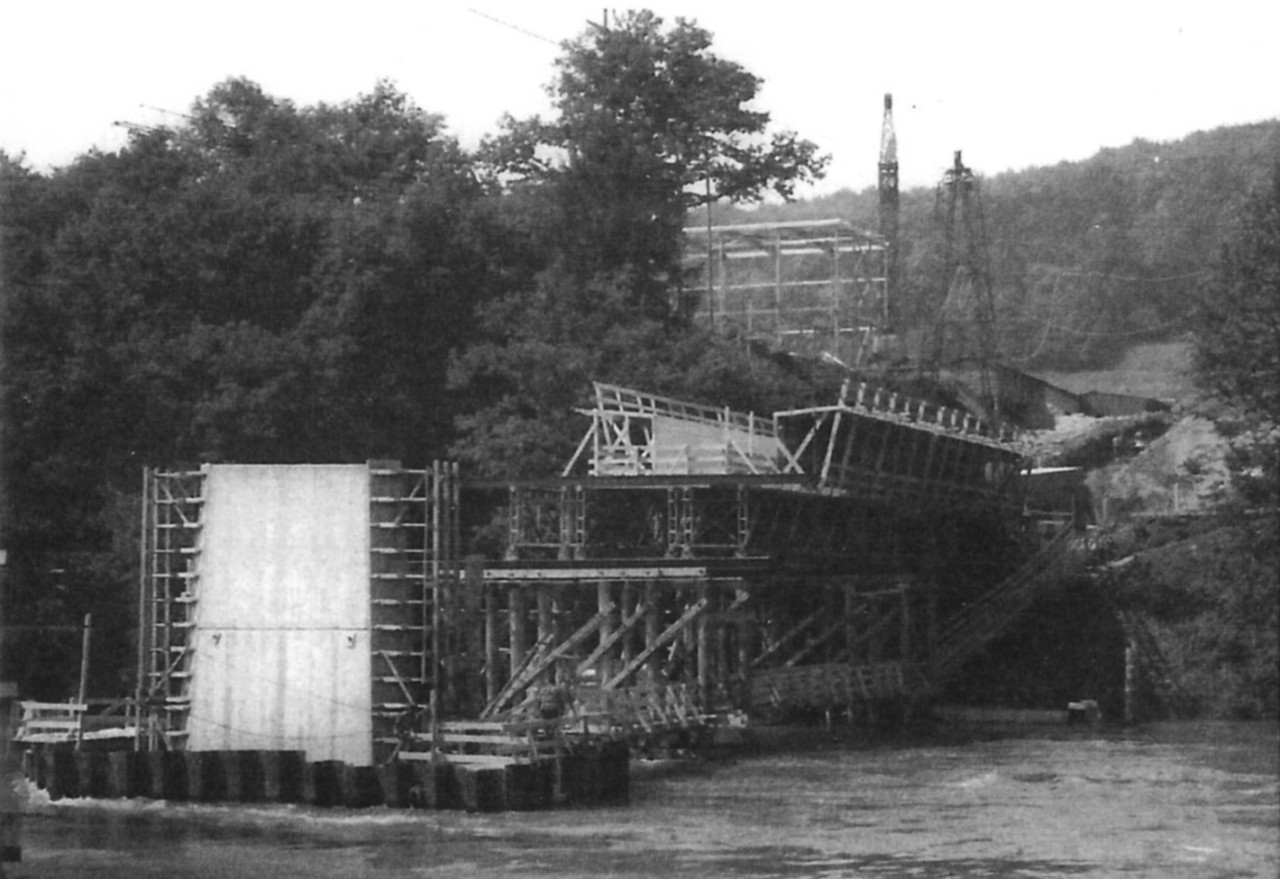 Schwarz-weiss-Foto einer Brücke, die sich noch im Bau befindet.