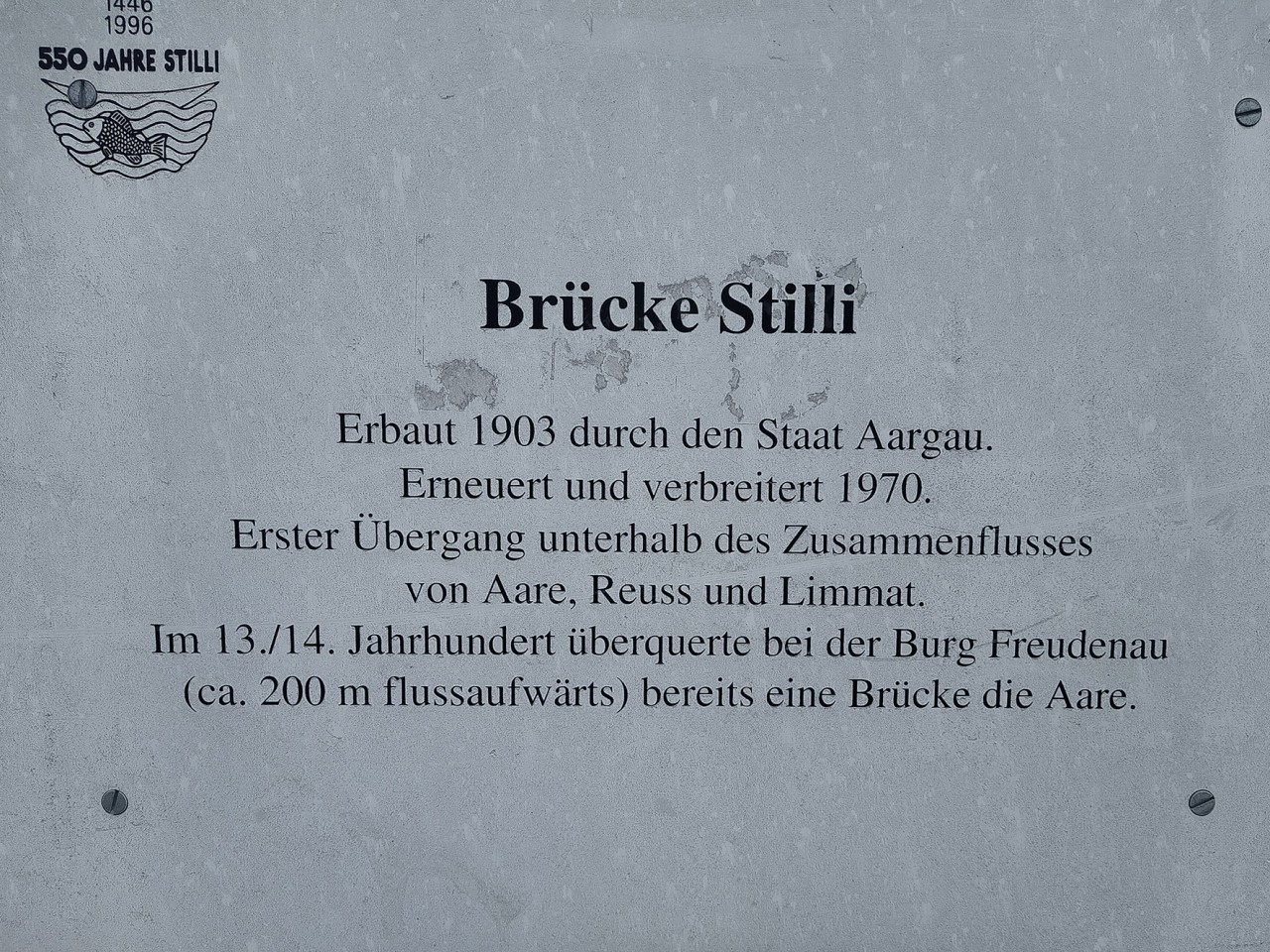 Tafel aus Stein mit Informationen zur Brücke Stilli.