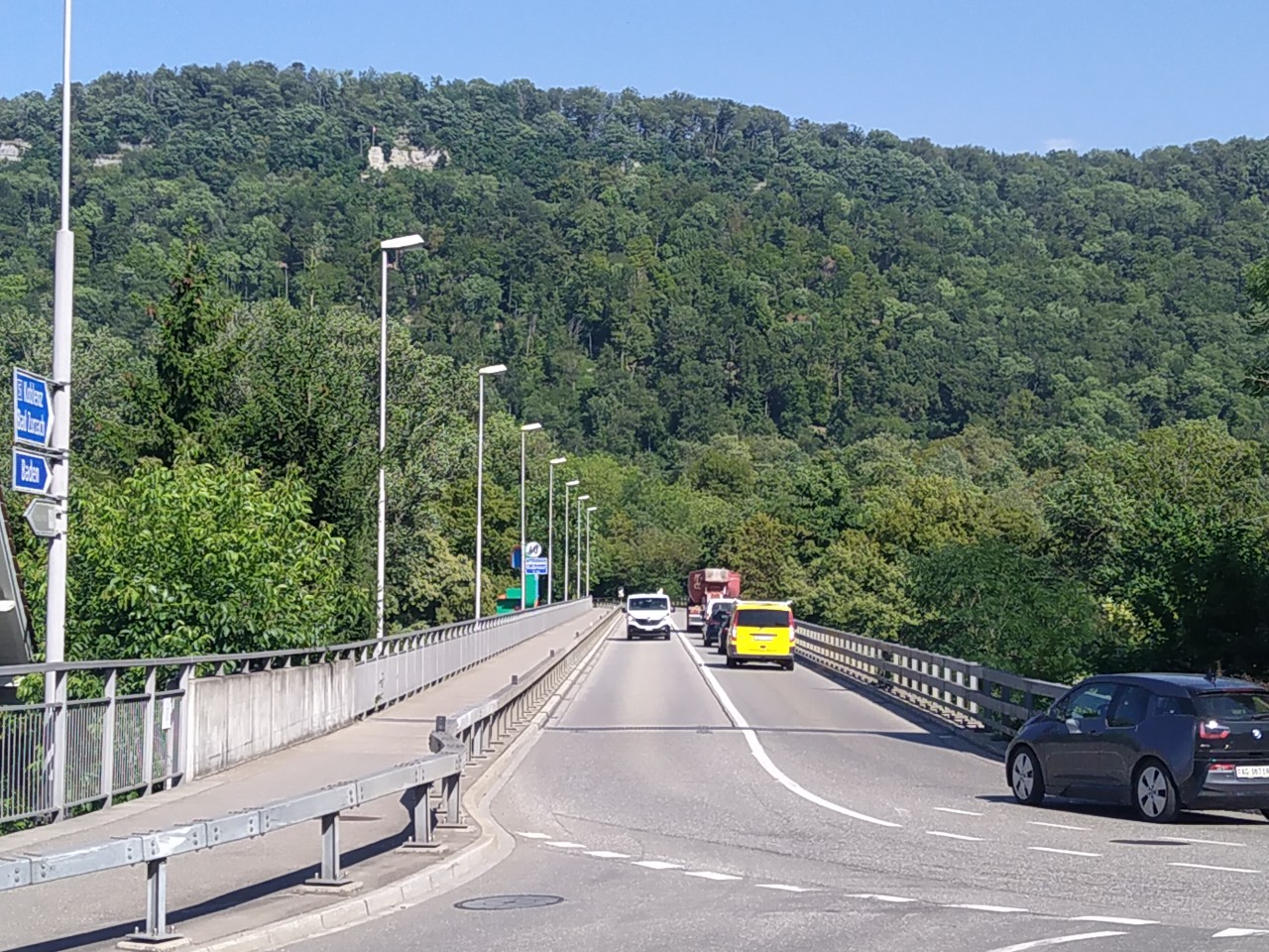 Blick über eine Autobrücke.