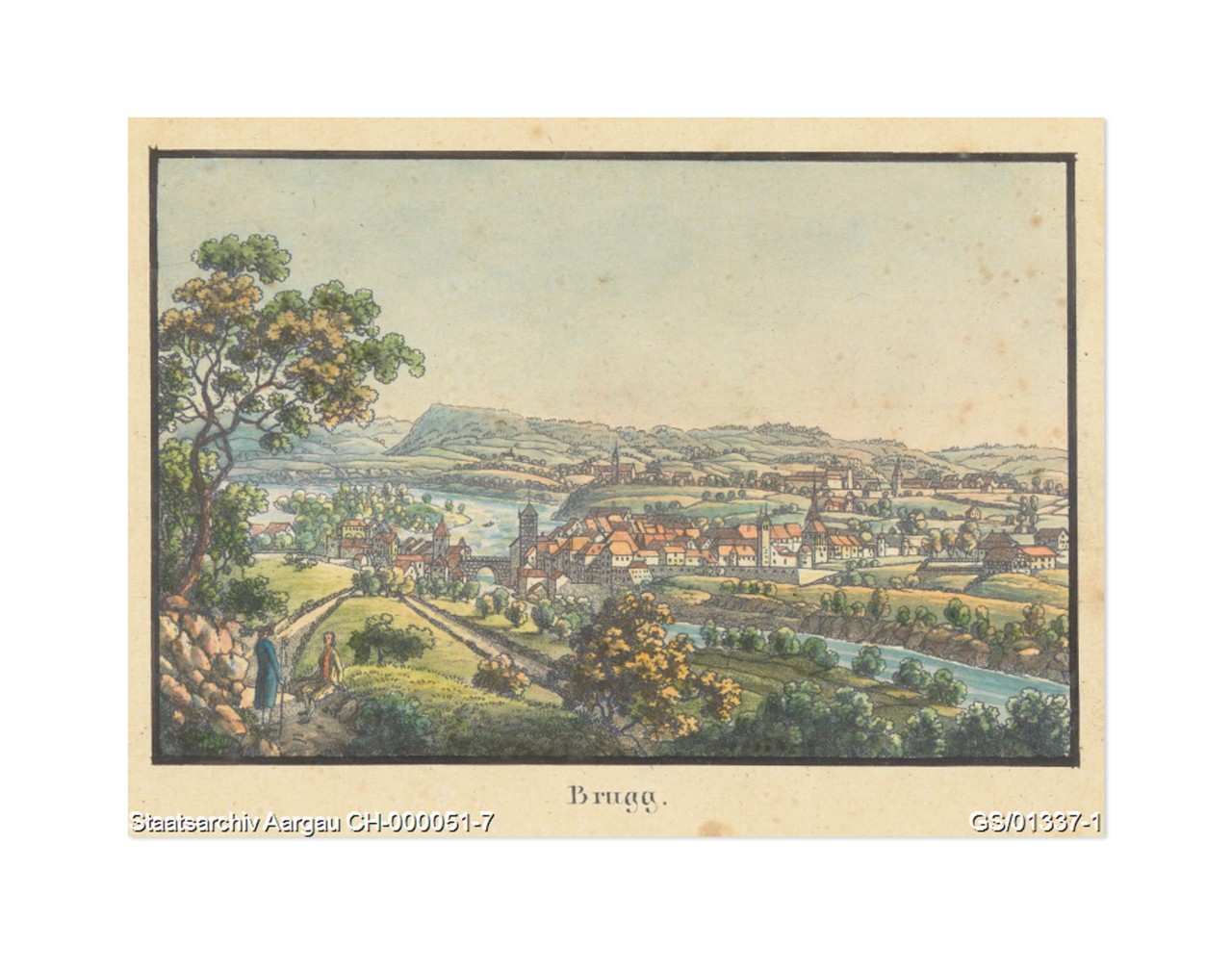 Die Postkarte zeigt eine farbige Lithografie der Stadt Brugg. Die Betrachtenden stehen auf einem Hügel und blicken auf das Städtchen, den Fluss und die Brücke herunter. Auf dem Spazierweg befinden sich noch zwei Personen.