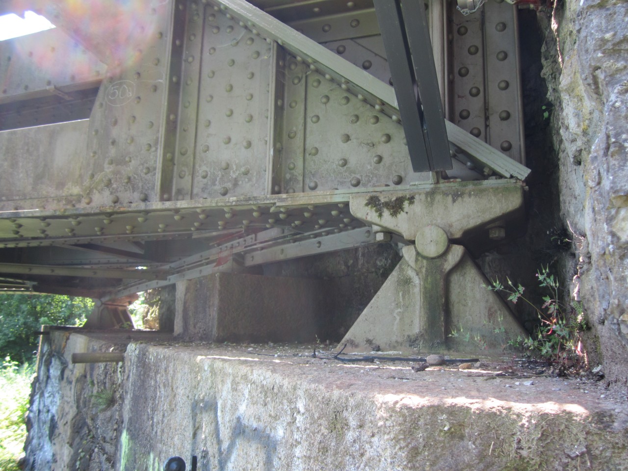 Foto der Konstriktion der Stützpfeiler einer Brücke.