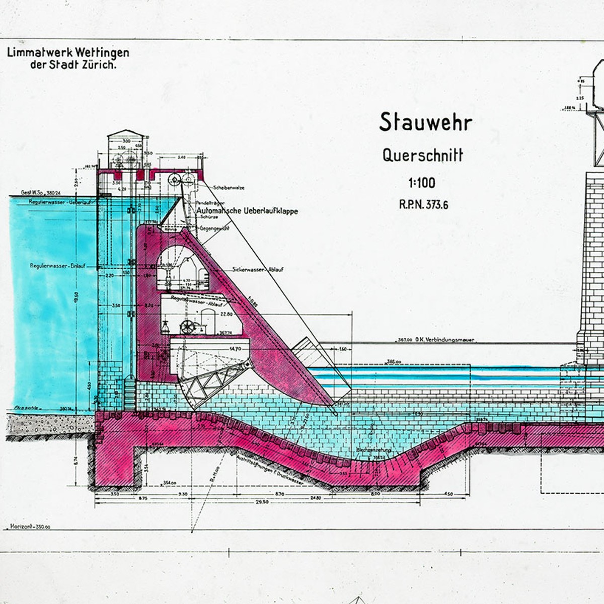 Ein Bauplan des ewz Wettingeng: Man sieht die Staumauer im Querschnitt. Das Wasser ist hellblau eingefärbt, die Träger sind rosa.