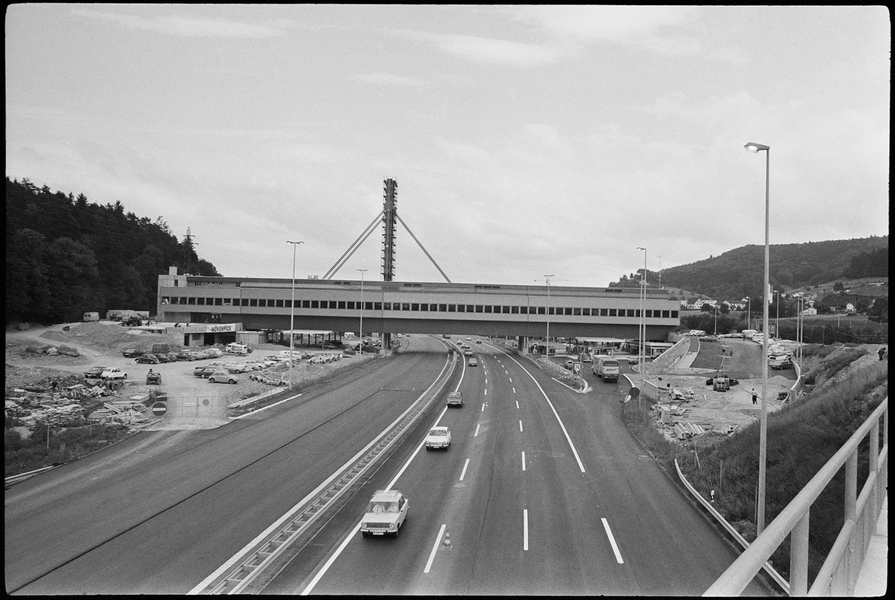 Schwarz-weiss-Foto einer Brücke mit integriertem Restaurant-Komplex.
