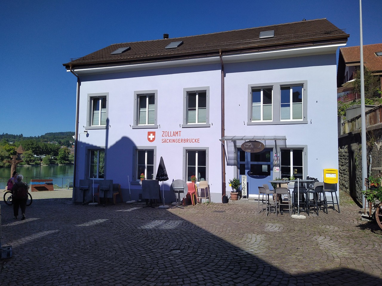 Das Zollamt neben der Brücke Stein-Säckingen, die über den Rhein spannt.