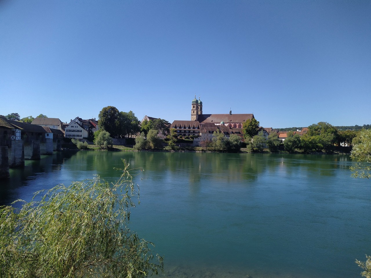 Die Holzbrücke Stein-Säckingen zu unserer Linken: Wir blicken auf die Ortschaft Stein im Kanton Aargau.