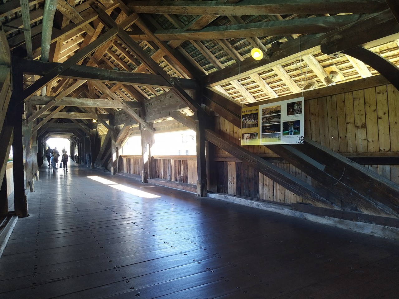 Wir befinden uns im Innern der Brücke. Die gesamte Konstruktion inkl. Boden ist aus Holz.