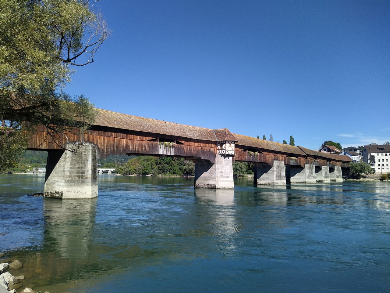 Ein Blick auf die gesamte Brücke mit ihrer hübschen Holzkonstruktion auf den sechs steinernen Grundpfeilern.