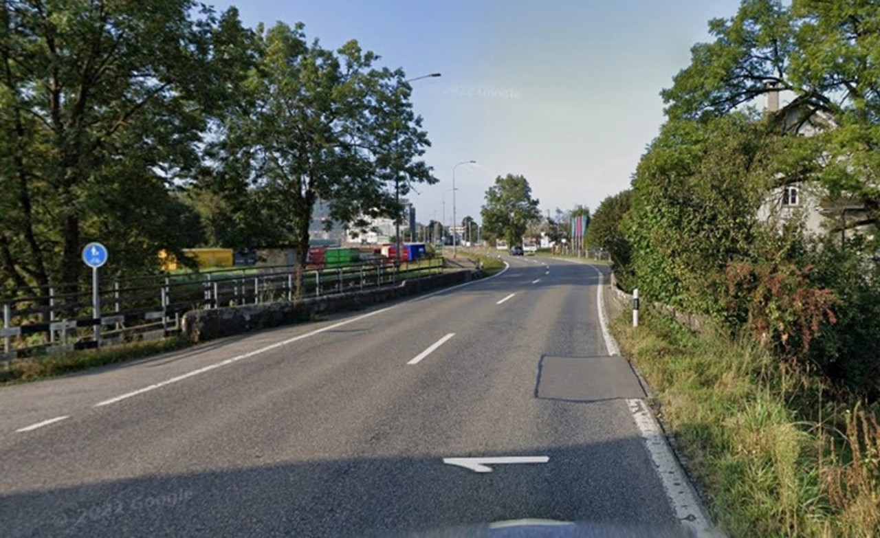 Blick auf eine Strasse, die kaum merklich über eine Brücke führt.