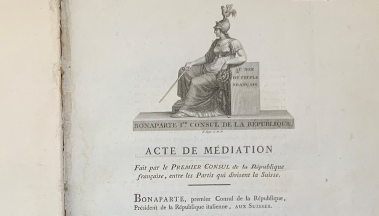 Foto von erster Seite aus der "Mediationsverfassung vom 19. Februar 1803 mit sitzender Frau.