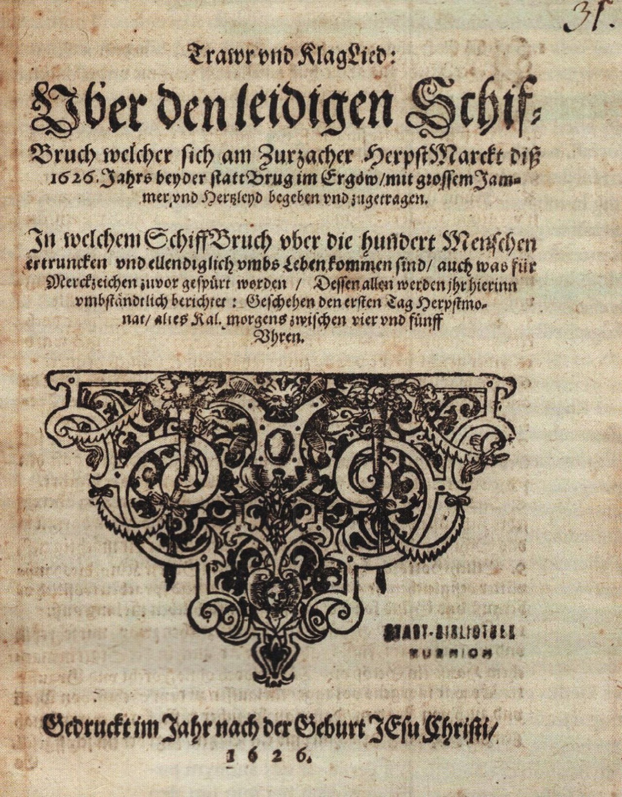 Historische Titelseite eines Druckwerks aus dem Jahr 1626 mit dem Titel "Traur und Klaglied: Über den leidigen Schiffbruch...". Zierliche Ornamentik unterhalb der Schrift. Text enthält Angaben zu einem Schiffbruch.