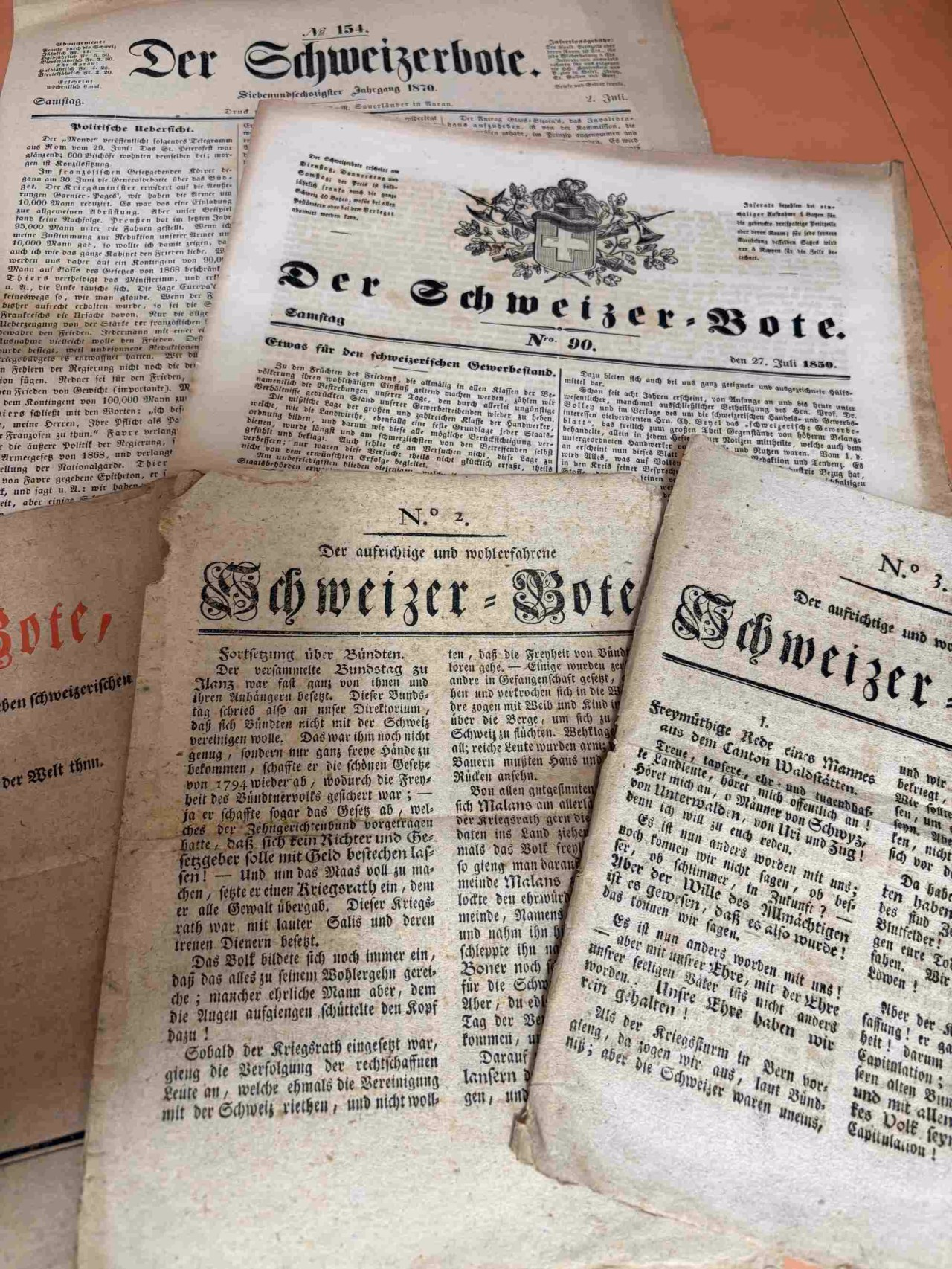 Flugblätter des Schweizer Boten in alter Schrift.