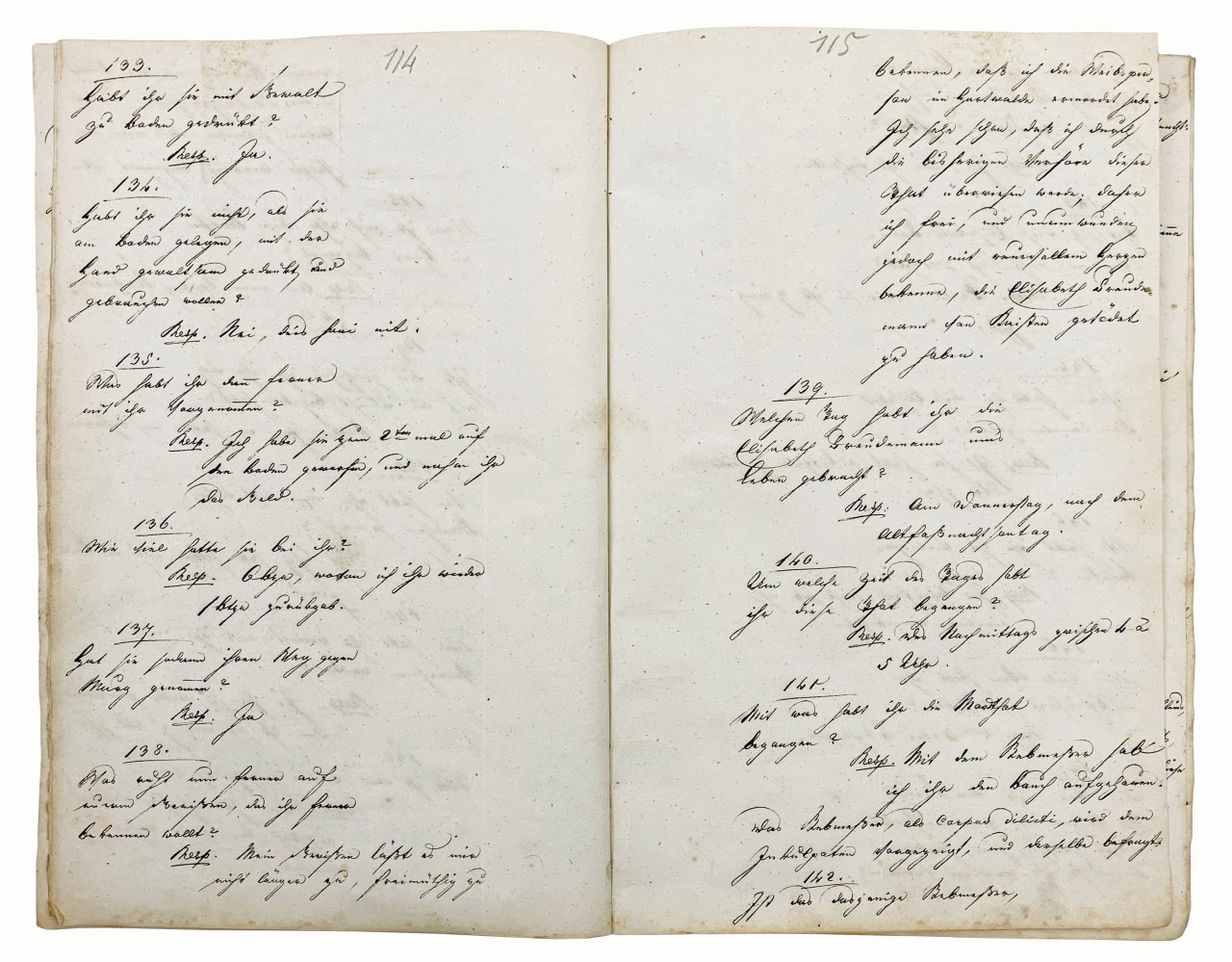 Eine Doppelseite aus dem Verhör aus dem Fall Rebmann. Die Seite wurde in der Kurrentschrift handgeschrieben.