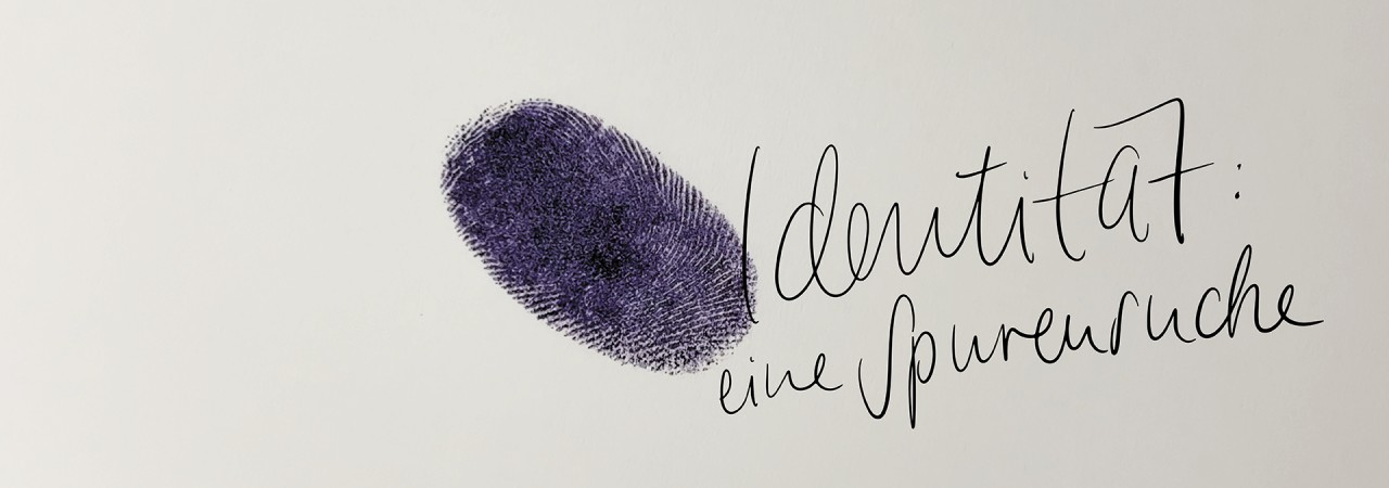 Von Hand geschriebener Schriftzug Identität eine Spurensuche und daneben ein Daumenabdruck.