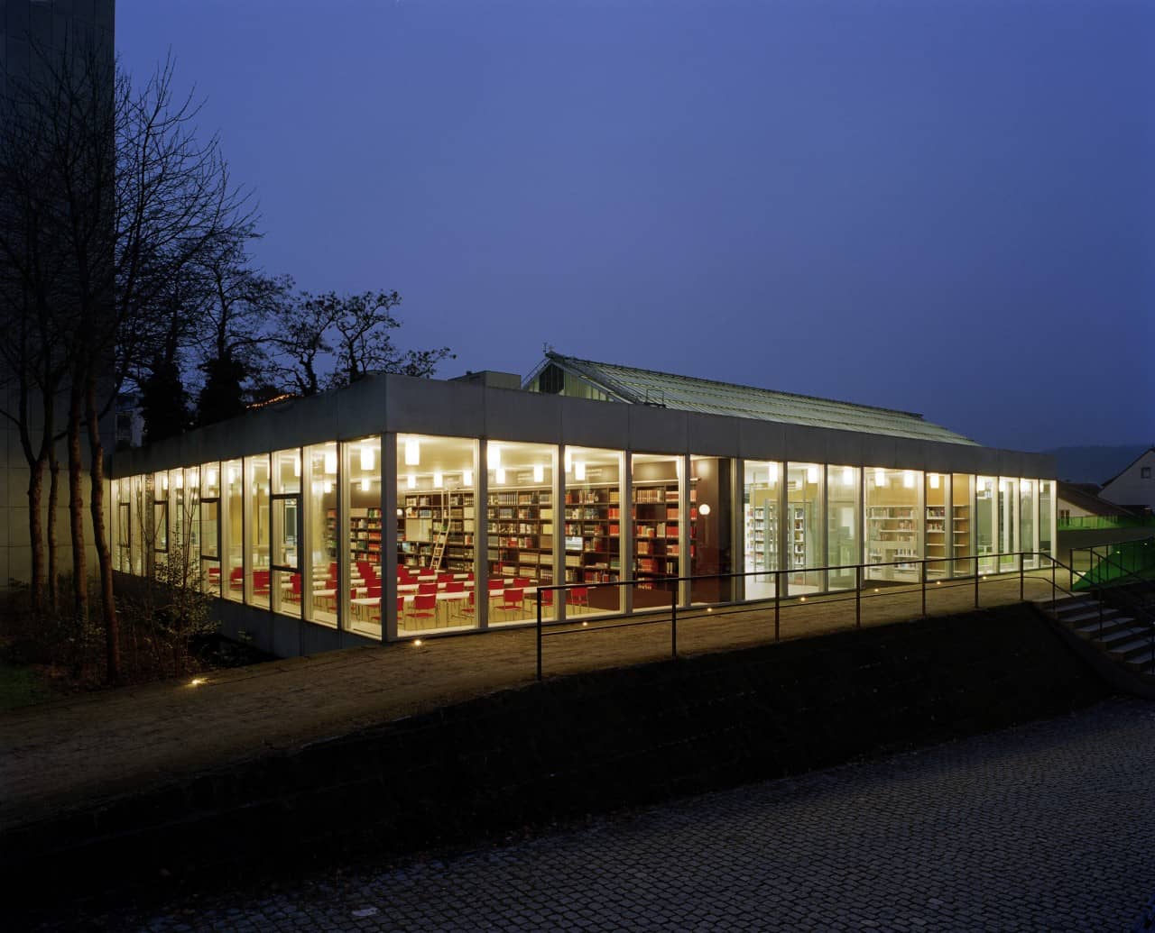 Aussenansicht Aargauer Kantonsbibliothek nachts
