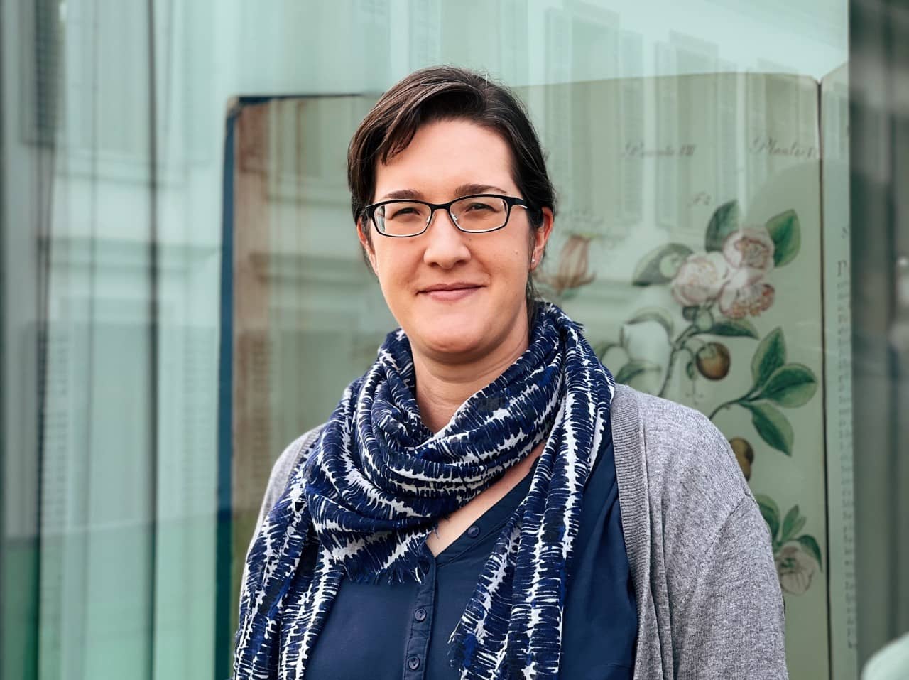 Andrea Dietiker vor der Glasfassade der Kantonsbibliothek