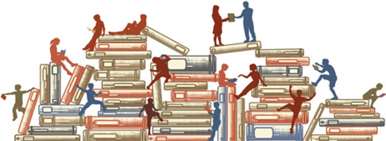 Aufeinandergestapelte Bücher mit kleinen Menschen darauf.