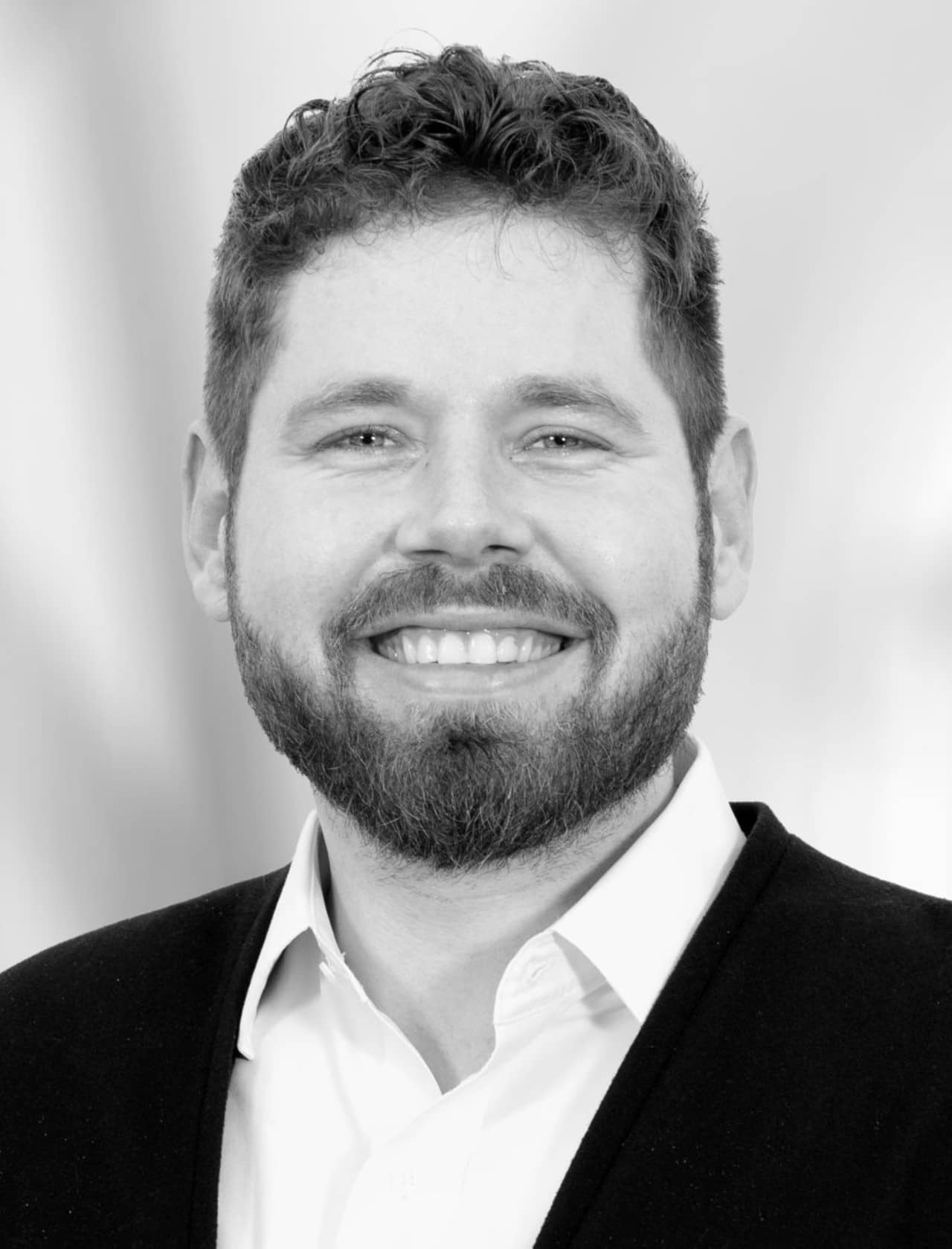 Schwarz-weiss Porträt von Simon Schultze.