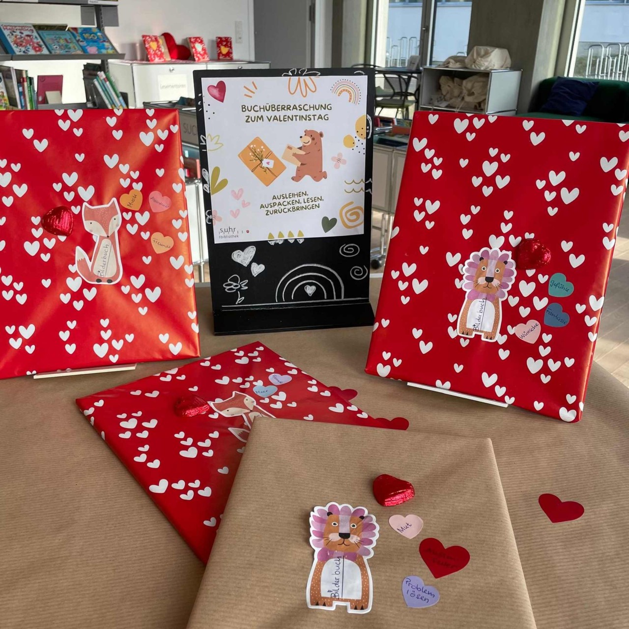 In Geschenkpapier verpackte Bücher mit Valentinstags-Dekoration.