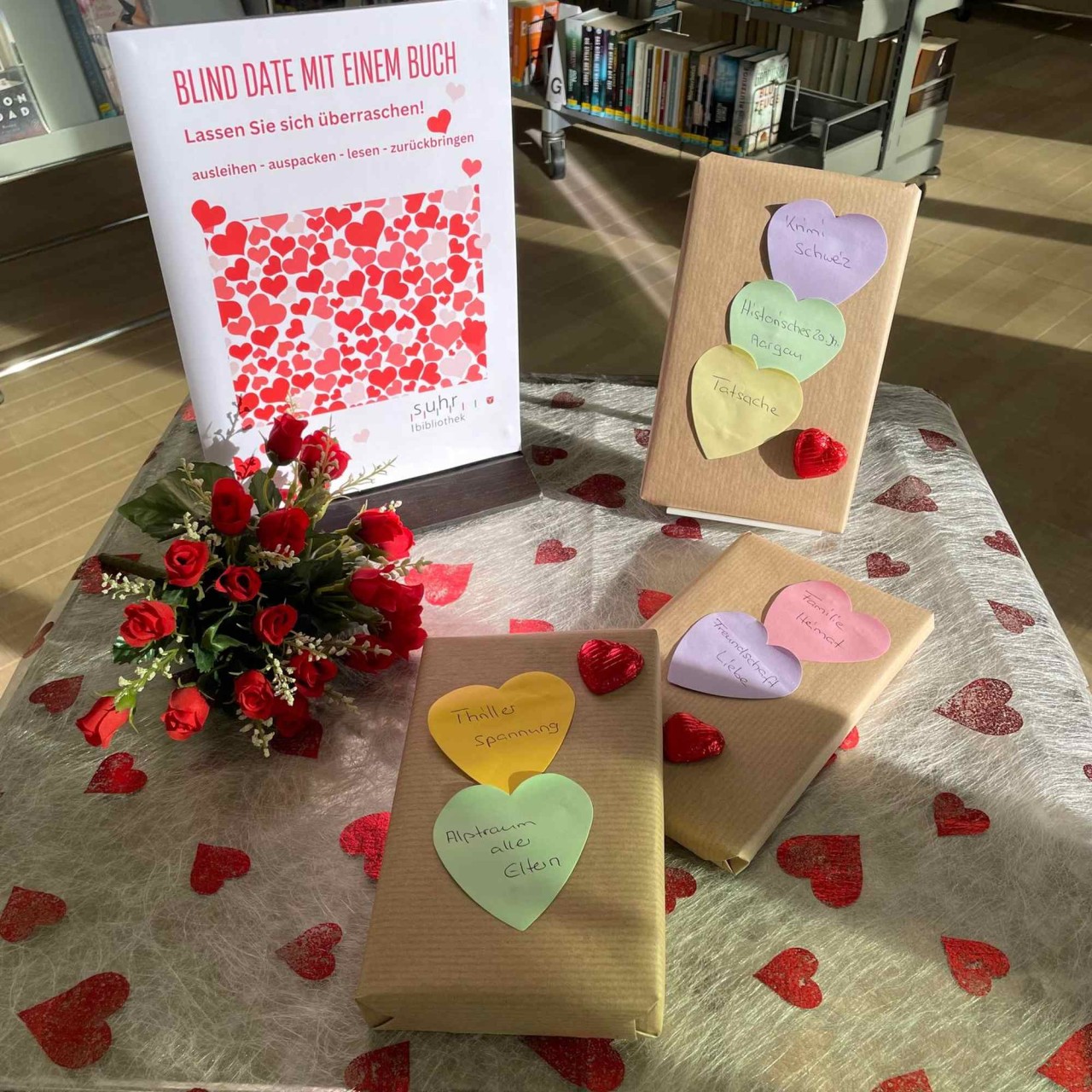 In Geschenkpapier verpackte Bücher mit Valentinstags-Dekoration.