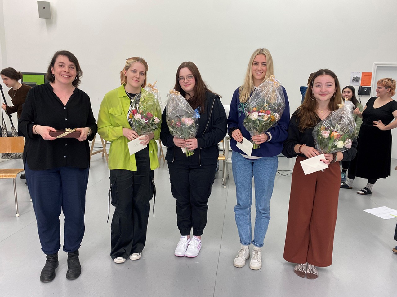Fünf Frauen stehen da und blicken lächelnd in die Kamera. Links aussen steht Andrea Faedi, neben ihr reihen sich die Gewinnerinnen des Wettbewerbs auf. Sie halten Blumen in den Händen.