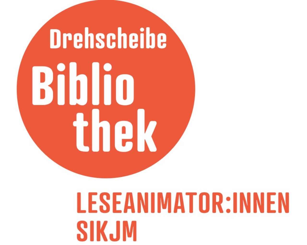 Das Logo besteht aus einem orangen Kreis, darin steht gross geschrieben "Drehscheibe Bibliothek". Ausserhalb des Kreises steht "Leseanimator:innen SIKJM".