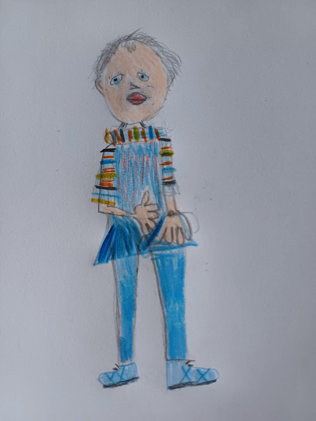 Kinderzeichnung in Farbe zeigt einen Menschen mit kurzen Haaren, blauem Kleid und bunt gestreiftem Oberteil.