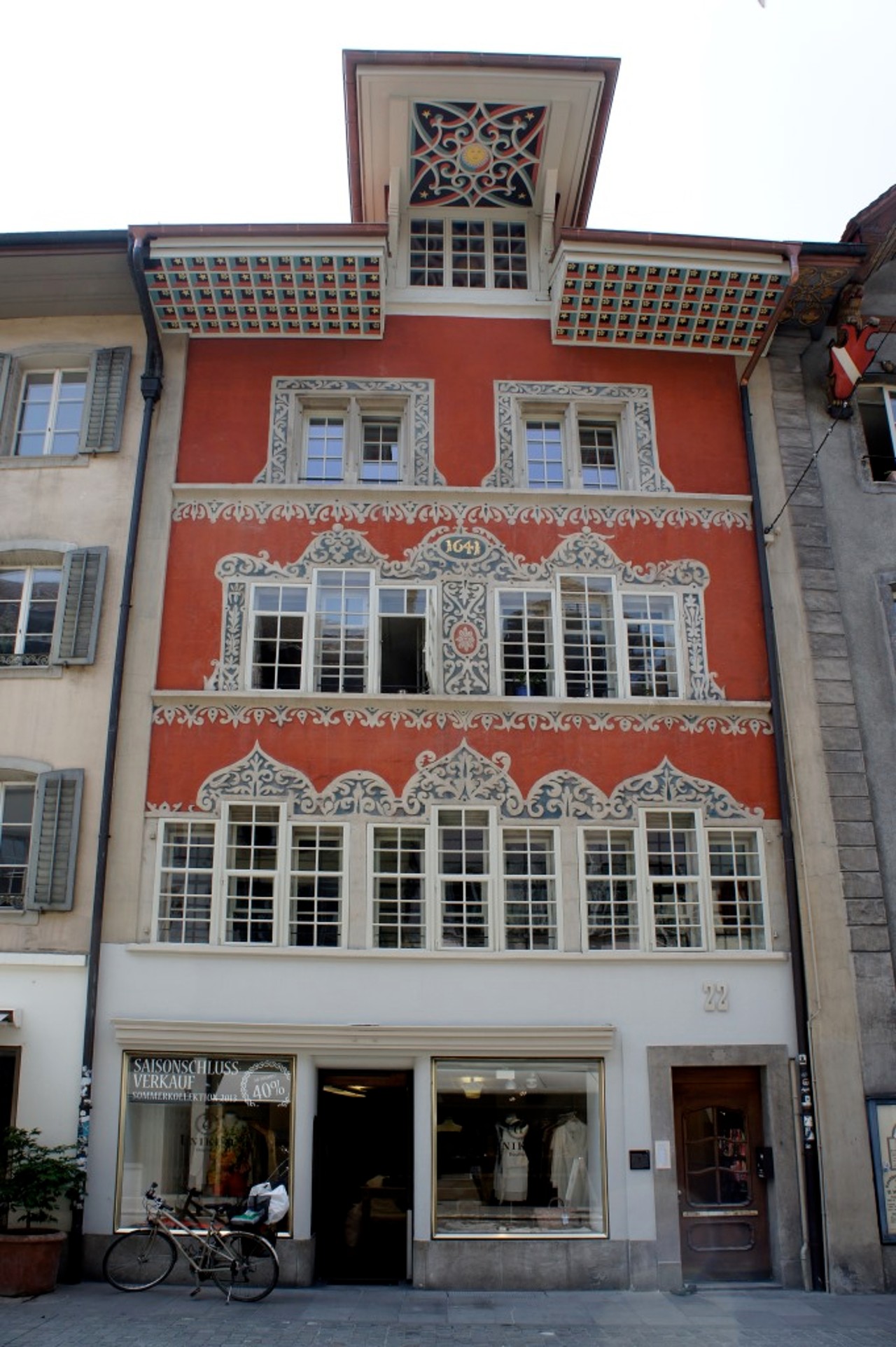 Reich geschmückte frühbarocke Fassade von 1641 mit spätgotischen Staffelfenstern.