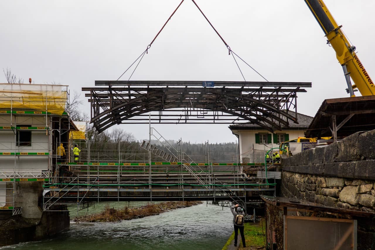 Abtransport der historischen Eisenbrücke zur Klosterhalbinsel.