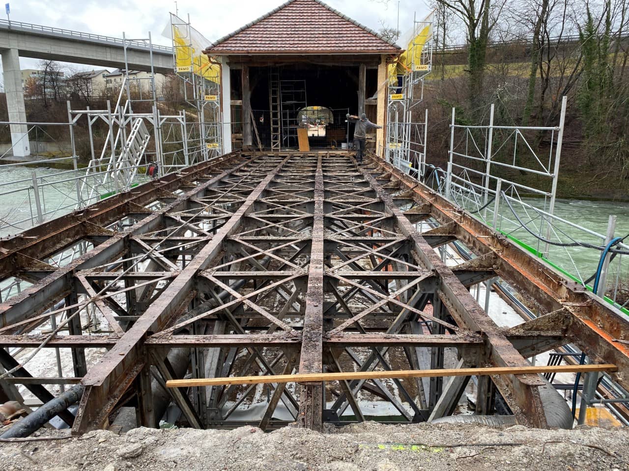 Konstruktion nach Entfernung des Fahrbahnaufbaus. 