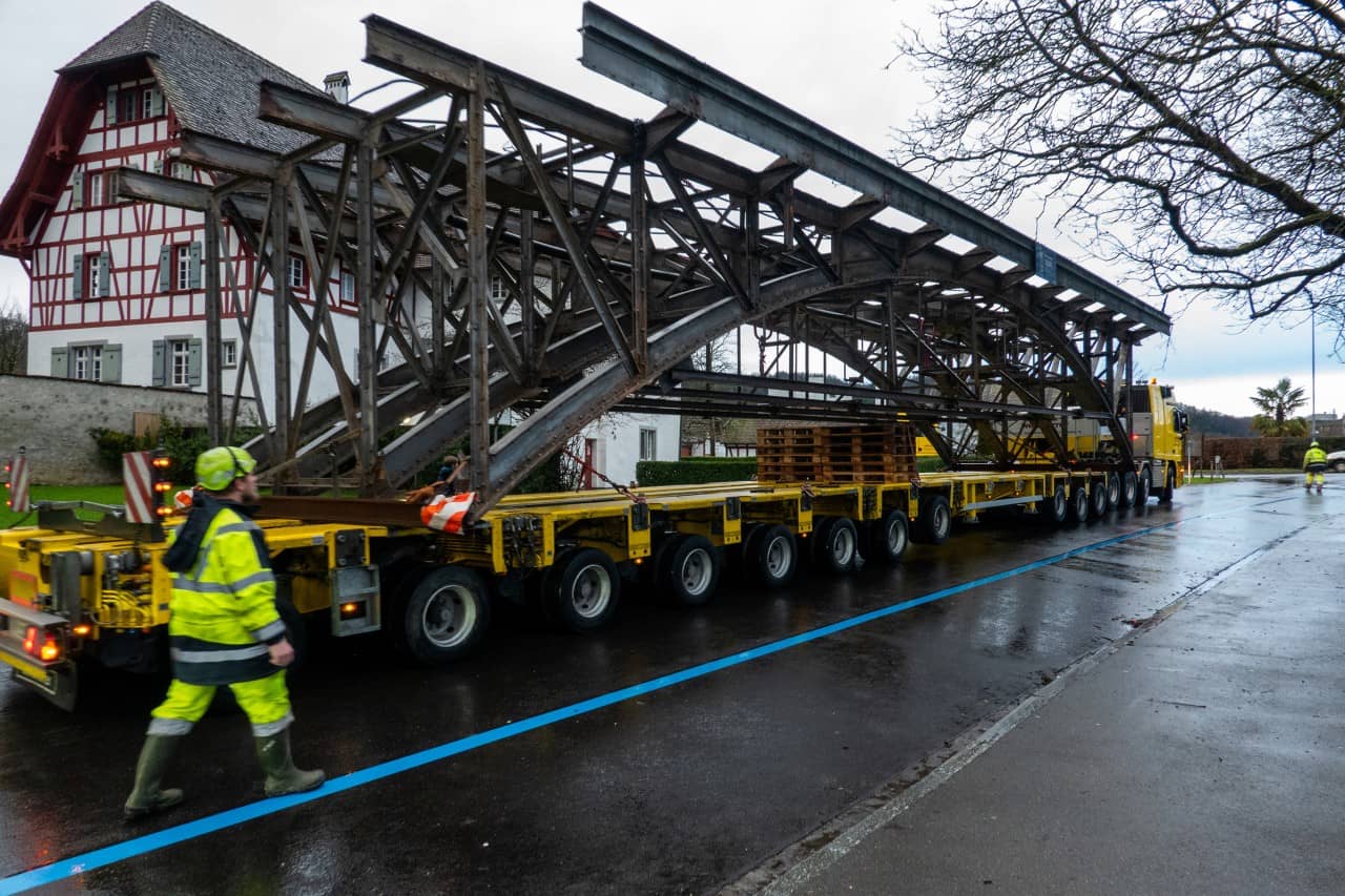 Abtransport der Brücke.