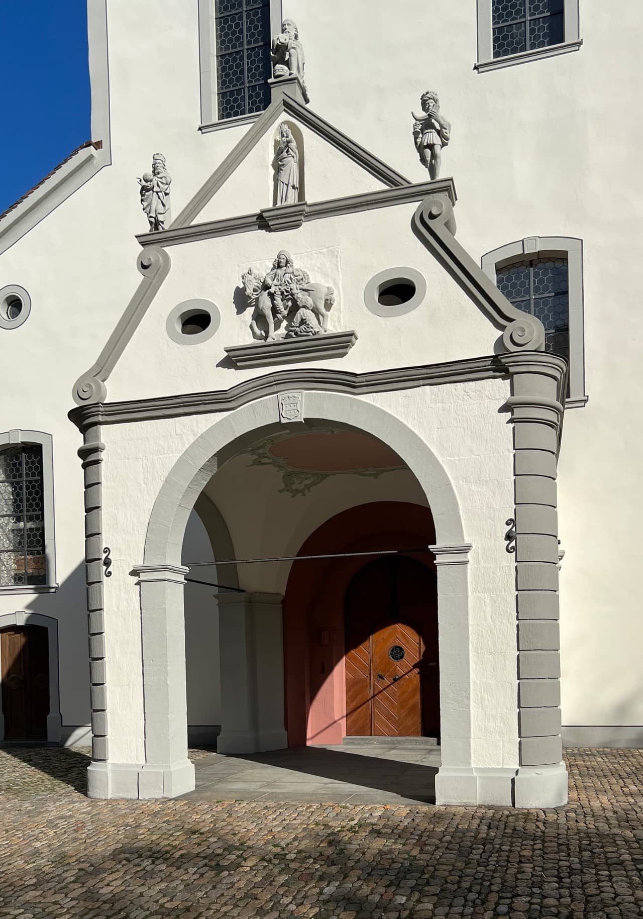 Restaurierte Stiftskirche St. Martin in Rheinfelden, Vorzeichen mit Stuckdecke.