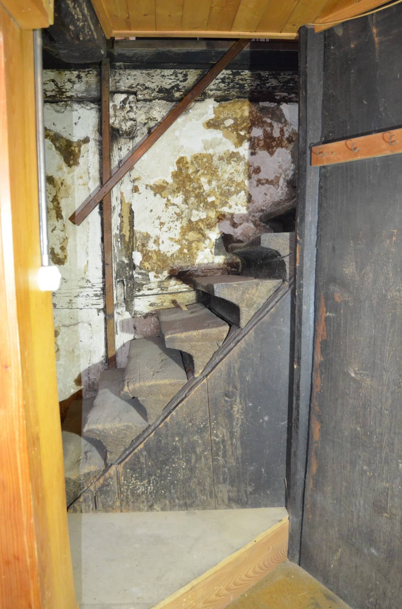 Bauzeitliche Treppe ins 2. Obergeschoss.