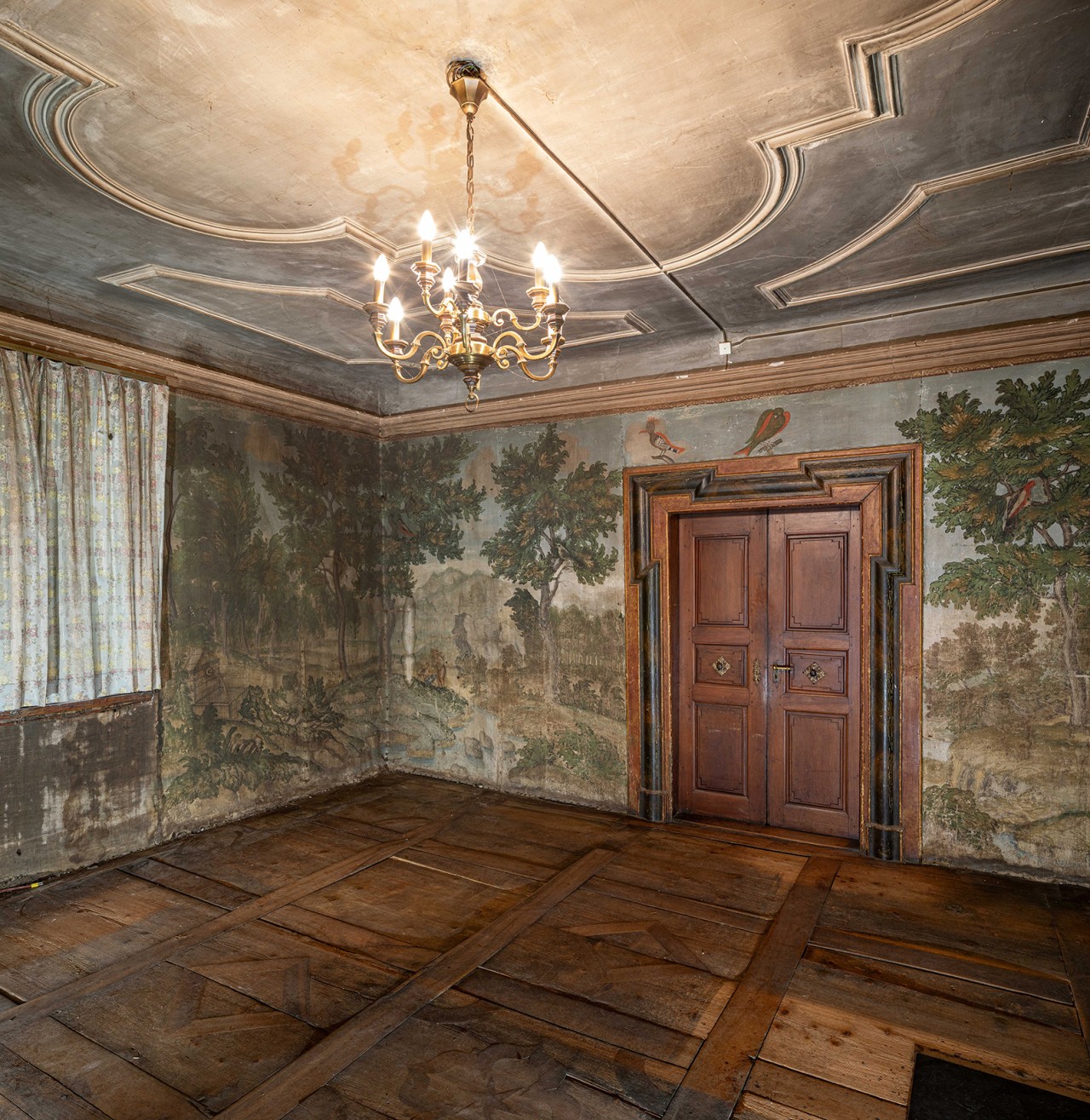 Althäusern-Aristau, Haus Kapf, reichhaltig ausgestattete Räume im 2. Obergeschoss mit bauzeitlicher Stuckdecke, Böden und bemalten Tapeten.