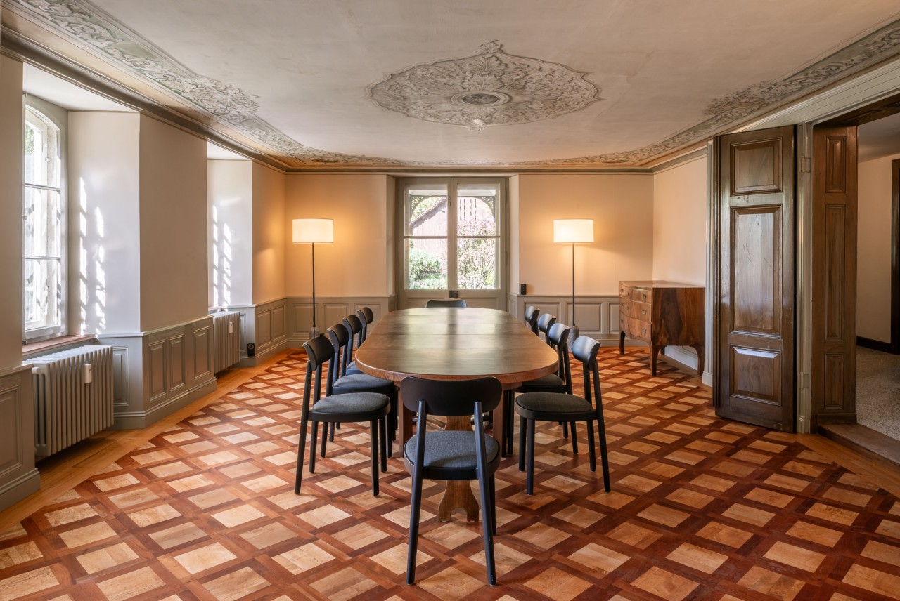 Lenzburg, Speisesaal der Villa Sonnenberg mit freigelegter Deckenmalerei
