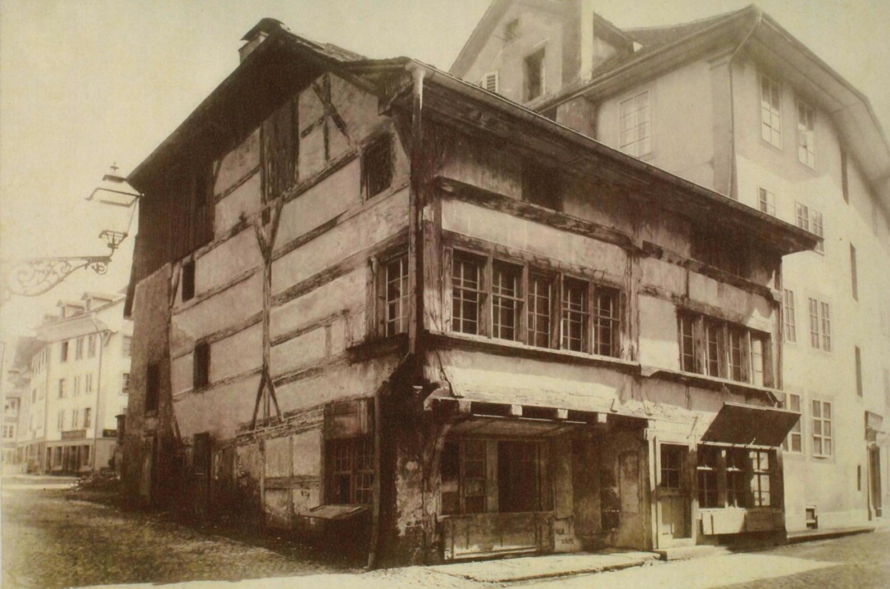 Dokumentierter hölzerner Klappladen am mittelalterlichen Vorgängerbau der Hauptgasse 73 in Zofingen.