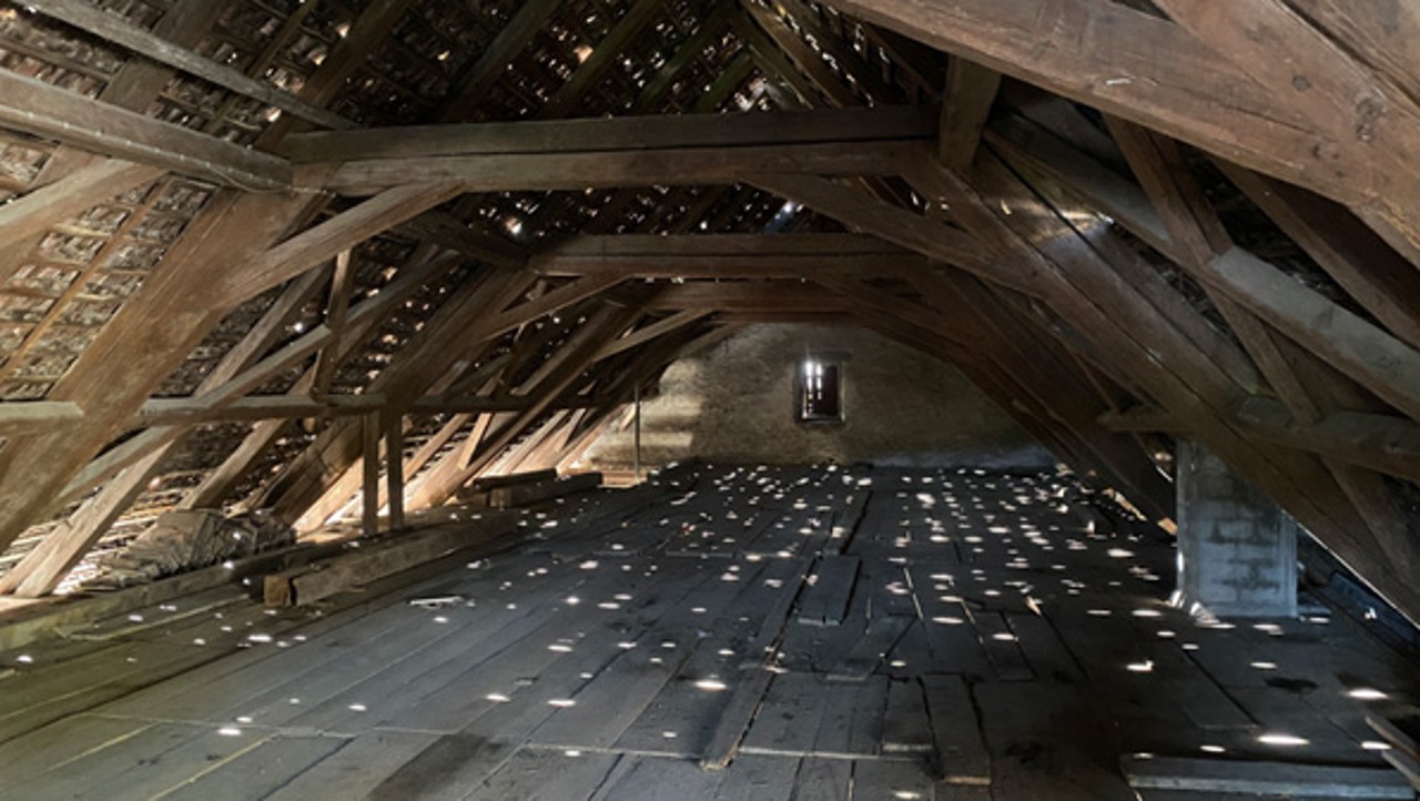 Dachstuhl von 1760 (d), vor dem Umbau, die Lichtpunkte stammen nicht von einer Discokugel sondern verweisen auf den löchrigen Zustand der Dachhaut.