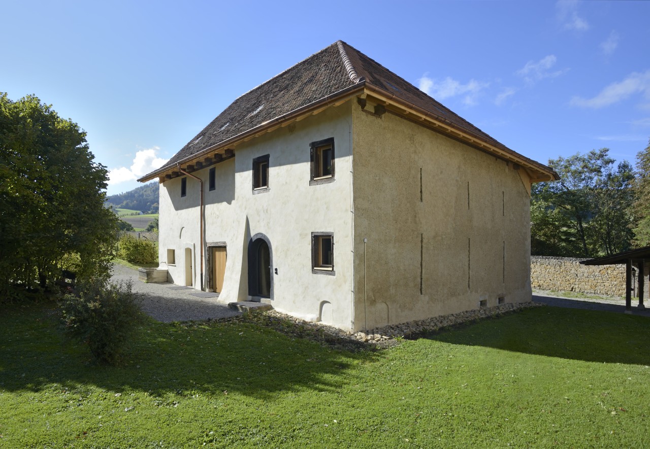 Nord- und Ostfassade der Pfarrscheune Wölflinswil.