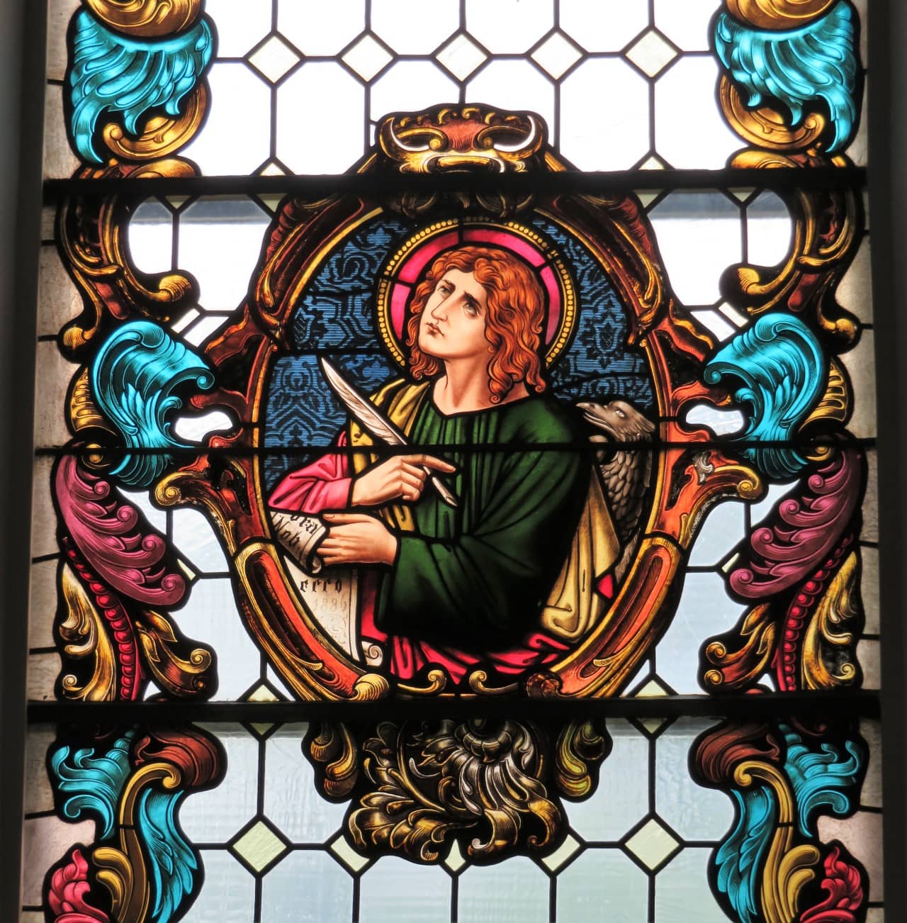 Das erste Farbfenster für das Kirchenschiff schenkte der im Nachbarort Tegerfelden wohnhafte Johann Evangelist Mühlebach kurz vor seinem Tod. Er liess im Fenster seinen Namensheiligen, den Evangelisten Johannes darstellen.